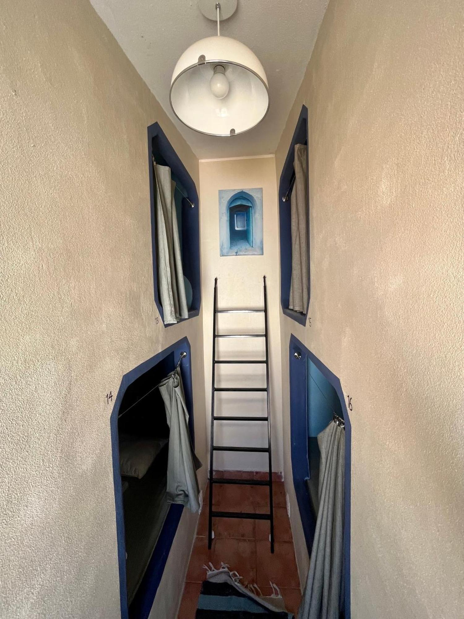The Island Hostel & Cafe ラゴス エクステリア 写真