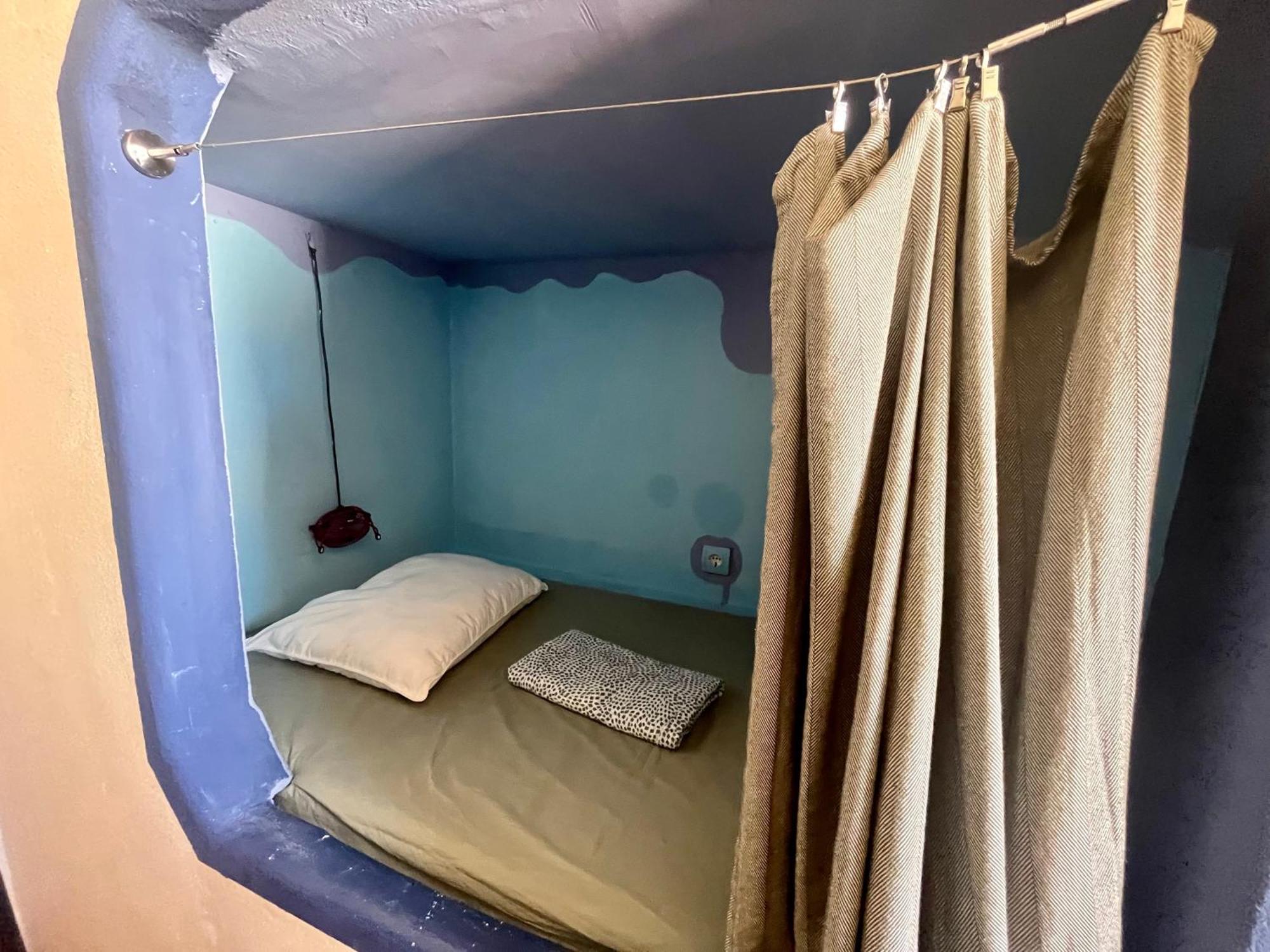 The Island Hostel & Cafe ラゴス エクステリア 写真